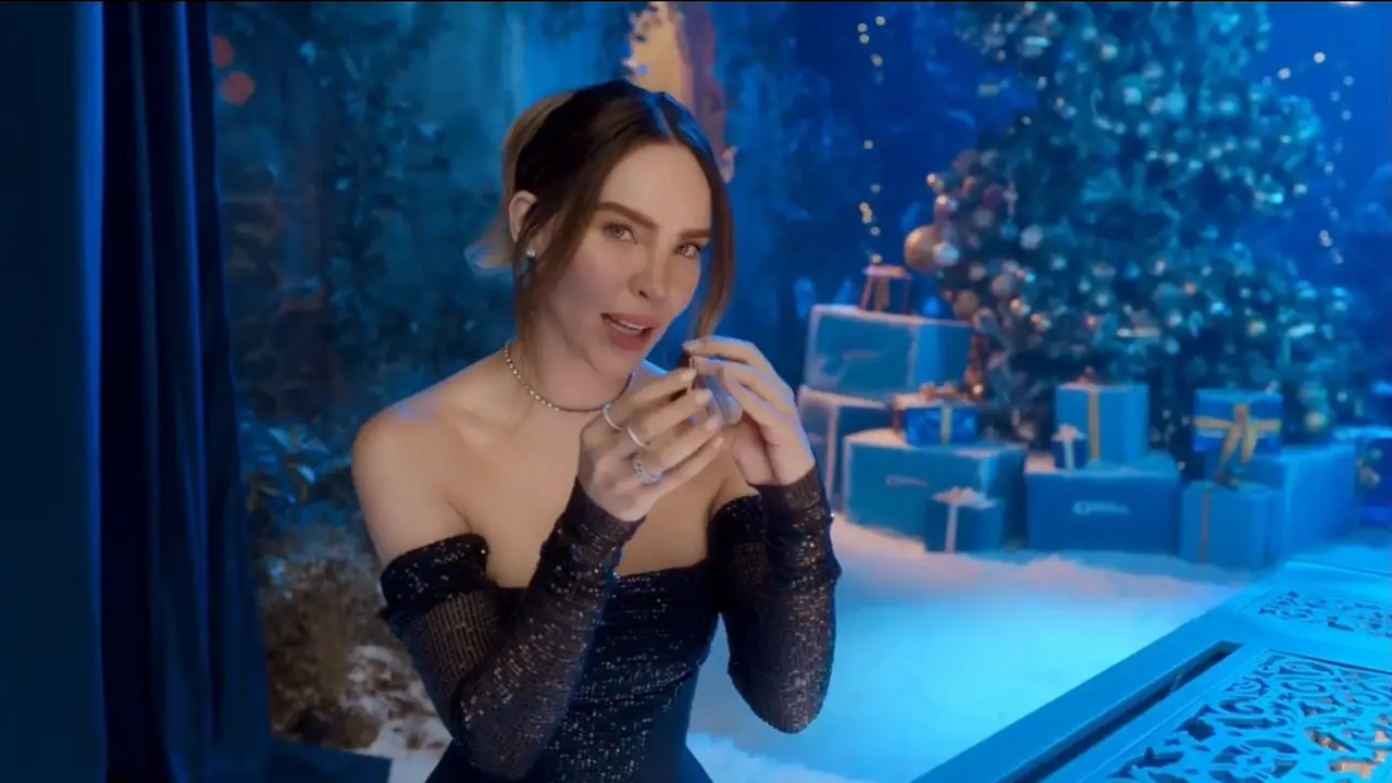 Belinda en un decorado de Navidad azul