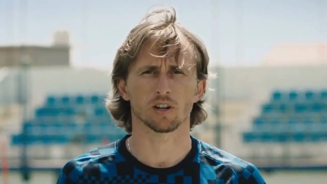 Luka Modrić hablando a cámara en un estadio