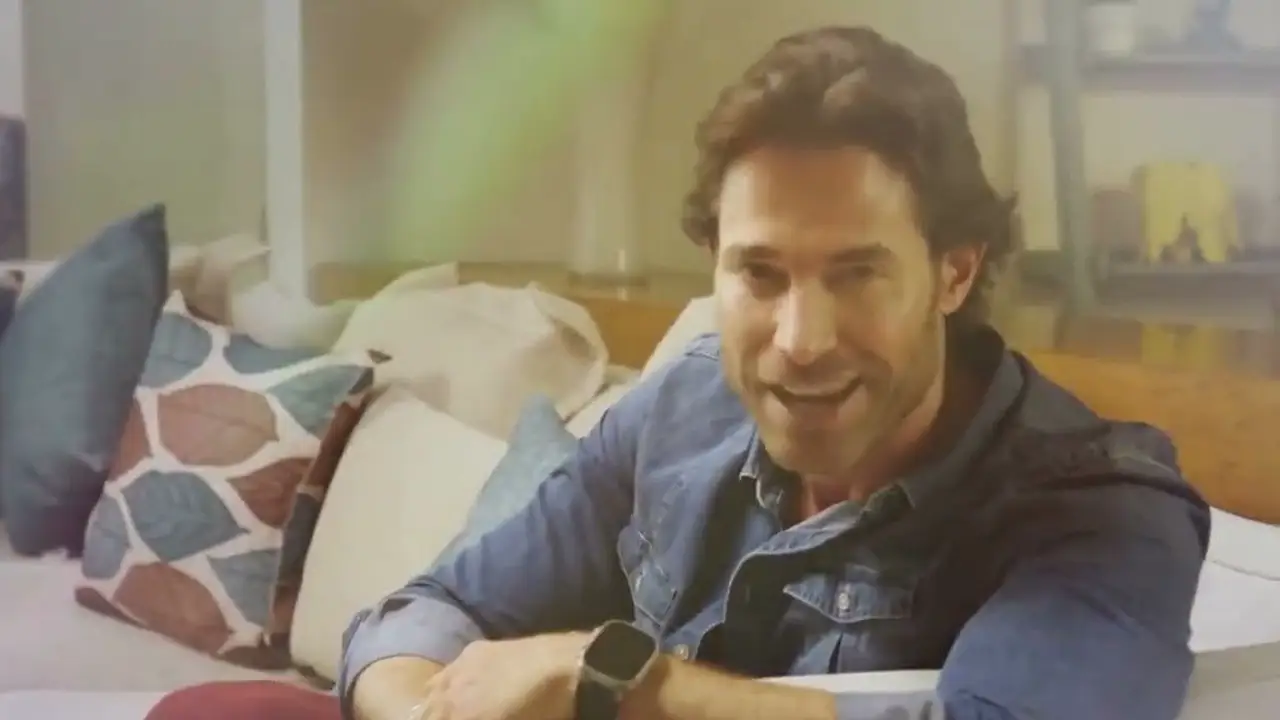 Sebastián Rulli sentado en un sofá, hablando a cámara