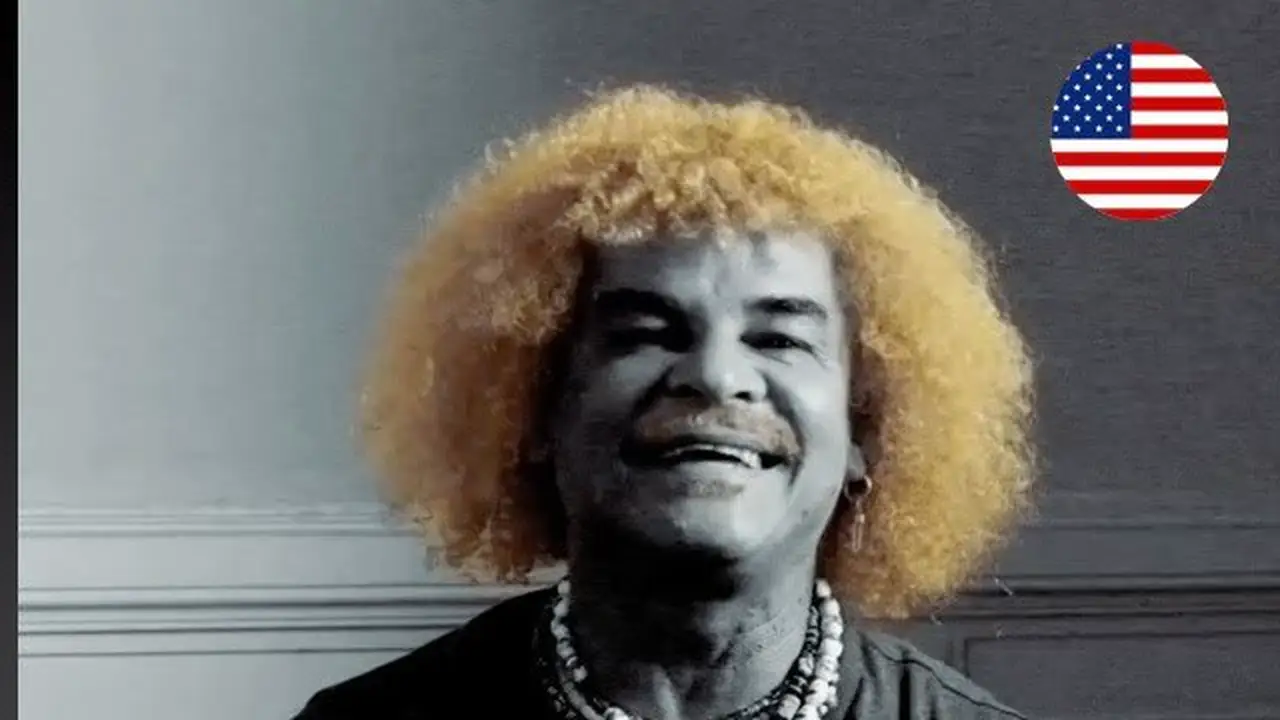 Carlos Valderrama sonriendo a cámara